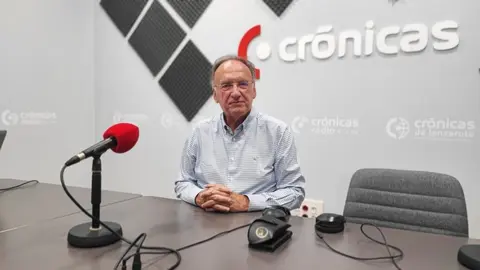 Manuel Fajardo en el estudio central de Cr&oacute;nicas Radio