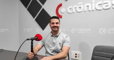 David Toledo en el estudio de Cr&oacute;nicas Radio.