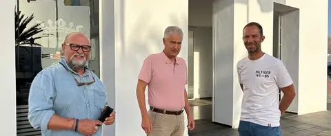 José Juan Cruz junto a Nicolas Saavedra y Christopher Notario.