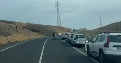 Imagen de turistas mayores cruzando para ir a las Grietas. 