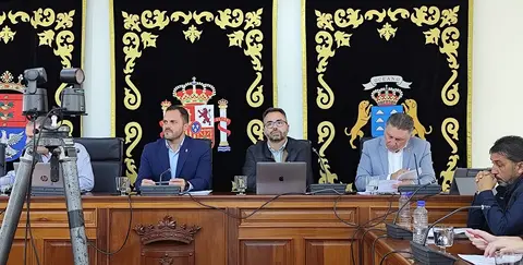 Echedey Eugenio junto a Yonathan de León en el pleno del Ayuntamiento de Arrecife.