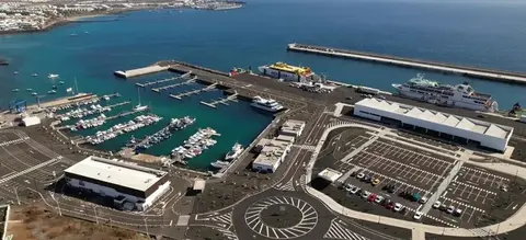 Imagen a&eacute;rea del puerto del Playa Blanca. 