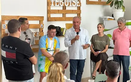 Luis Campos en un encuentro con el equipo de NC de Lanzarote.