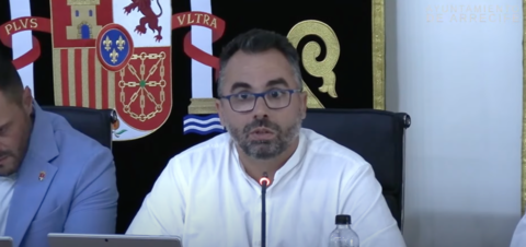 Echedey Eugenio en el pleno del Ayuntamiento de Arrecife junto a Yonathan de Le&oacute;n.