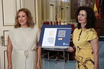 Astrid Pérez recibiendo los presupuestos autonómicos del año 2026.