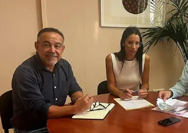 Víctor Robayna y Aroa Revelo en una reunión que mantuvieron para hablar de los problemas del agua en Haría. 