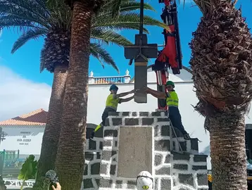 Momento en el que se colocó la cruz este lunes.