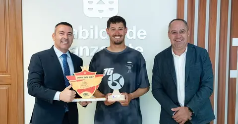 Daniel Hern&aacute;ndez junto a Oswaldo Betancort y Juan Monz&oacute;n.