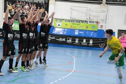 Imagen de una de las jugadas importantes del choque.