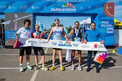 Imagen de los ganadores en la prueba masculina con el director del evento, Juan Carlos Albuixech, y el concejal de Deportes de Teguise, Alejandro Ram&iacute;rez.