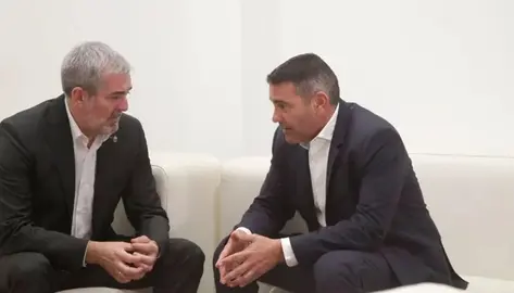 Oswaldo Betancort hablando con Fernando Clavijo, presidente del Gobierno auton&oacute;mico y l&iacute;der de Coalici&oacute;n Canaria. Clavijo no ha ocultado su intenci&oacute;n de reconducir en varias ocasiones la relaci&oacute;n con el alcalde de Yaiza.