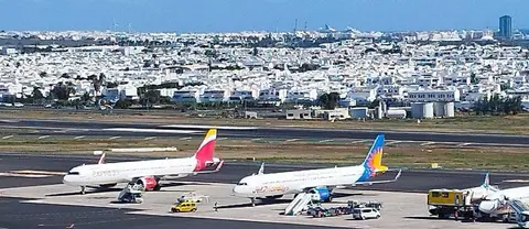 Imagen del avi&oacute;n de Iberia en la pista del aeropuerto de Lanzarote captada por pasajeros que iban a coger otro vuelo desde la terminal