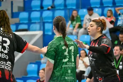 Jugadoras del Cicar Lanzarote Ciudad de Arrecife defendiendo a la pivote del Rocasa.