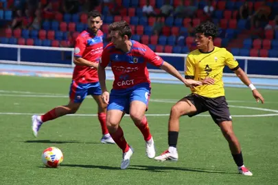 Javi Mart&iacute;n protegiendo el bal&oacute;n ante el jugador del Mensajero.