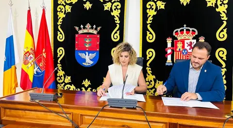 El alcalde de Arrecife, Yonathan de Le&oacute;n, y la portavoz del PP y concejala de Recursos Humanos, Eli Merino,en en sal&oacute;n de plenos del Ayuntamiento.