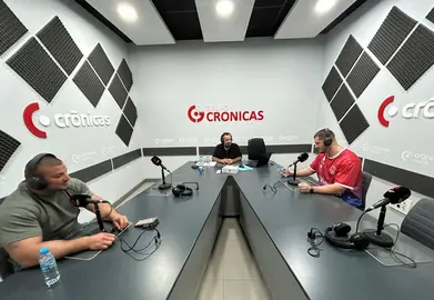 Crist&oacute;bal Olivero en el estudio de Cr&oacute;nicas Radio con los dos grandes luchadores del Tinajo y del San Bartolom&eacute; que se medir&aacute;n este viernes.