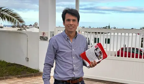 Marcos Bergaz este jueves a la entrada de una urbanizaci&oacute;n de Costa Teguise.