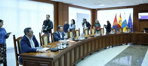 Consejeros del PSOE abandonando el Pleno.