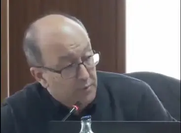 Captura de pantalla del secretario del Cabildo en el momento en el que solt&oacute; su sentido discurso. 