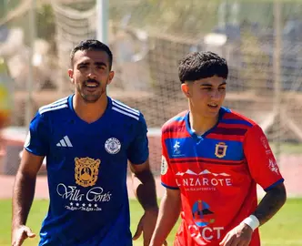 Dos de los j ugadores del encuentro durante uno de los lances