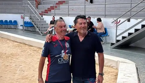 Presidente del San Bartolom&eacute; junto a un &aacute;rbitro.