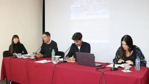 Imagen de los integrantes de la mesa de exposici&oacute;n.