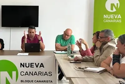 Delia Hern&aacute;ndez en una ejecutiva insular de NC junto a Marcos Lemes y Yon&eacute; Caraballo.