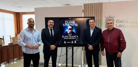 &Oacute;scar Noda junto a Oswaldo Betancort, Daniel Medina y &Aacute;ngel V&aacute;zquez en la presentaci&oacute;n del concierto de Elvis Crespo.