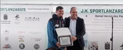 Daniel Hern&aacute;ndez junto a Juan Monz&oacute;n en el acto de reconocimiento al joven deportista.