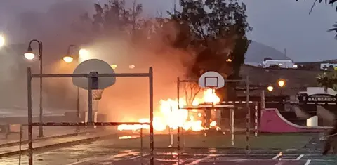 Incendio provocado en la furgobar de Arrieta,