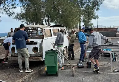 La gente trabajando a destajo en la reconstrucci&oacute;n de la furgoneta Volkswagen que hace las veces de bar en Arrieta