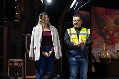 Kevin Cortes junto a su compañera Davinia Déniz en un acto del Carnaval.