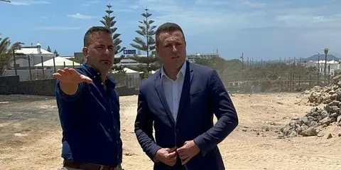 &Aacute;ngel Lago con &Oacute;scar Noda visitando una obra en Playa Blanca.