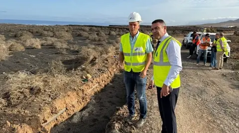 El consejero de Aguas, Domingo Cejas, y el presidente del Cabildo de Lanzarote, Oswaldo Betancort, comprobando el estado de unas obras.