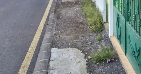 Imagen de lo que tendr&iacute;a que ser una acera en el barrio de San Francisco Javier.