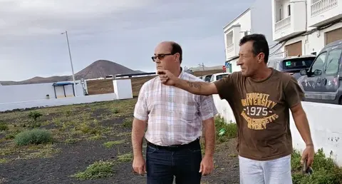 El concejal Enrique Barrios junto a un vecino de Maneje que le se&ntilde;ala las principales deficiencias del barrio.