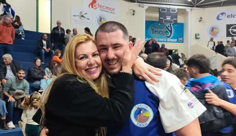 Alexander Catarino volvi&oacute; a ser el h&eacute;roe del Tinajo. En la imagen con la presidenta de su club y concejal del Ayuntamiento local, Yurena Cubas