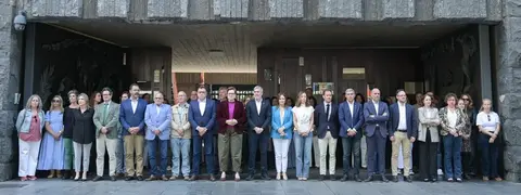 Los representantes del Gobierno y de la Administraci&oacute;n auton&oacute;mica este lunes durante el minuto de silencio de condena.
