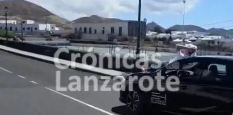 Persona circulando de forma temeraria sobre el cap&oacute; de su veh&iacute;culo en Mancha Blanca.
