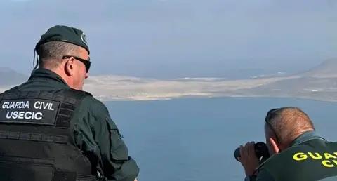 Dos agentes de la Guardia Civil en un operativo de vigilancia en el norte de Lanzarote. 