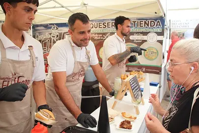 Omar Vi&ntilde;as en la feria del queso de Yaiza.