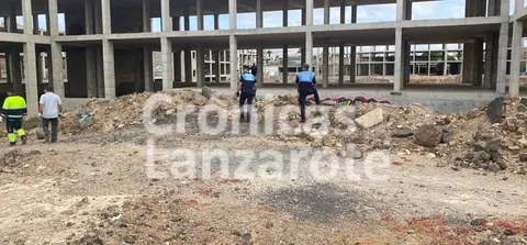 Agentes de la Polic&iacute;a Local de Teguise junto a los operarios dentro del esqueleto 216.