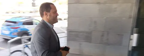 El alcalde de Arrecife entrando a declarar en los juzgados de la capital.