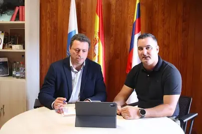 &Oacute;scar Noda, alcalde de Yaiza, junto al concejal de Deportes, &Aacute;ngel Lago.