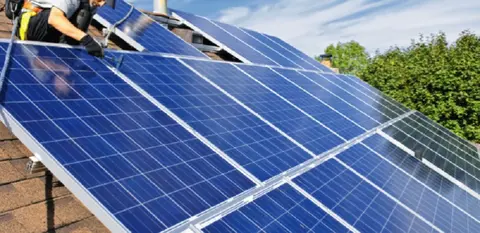Imagen de la instalaci&oacute;n de placas fotovoltaicas en el tejado de una casa promovida por el Ministerio de Transici&oacute;n Ecol&oacute;gica. 