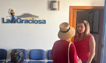 La consejera de Hacienda y Contrataci&oacute;n, Mar&iacute;a Jes&uacute;s Tovar, en La Graciosa hablando con una vecina en una imagen reciente.