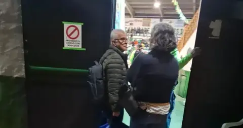 El prestigioso doctor Antonio Ramos Gordillo acudiendo a hacer un control en una luchada de Fuerteventura.