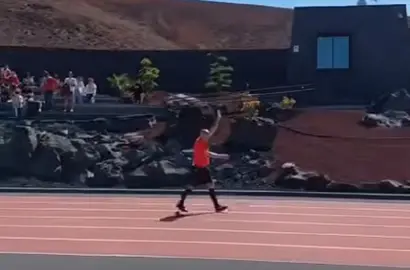 Momento en el que sac&oacute; la tarjeta verde al p&uacute;blico en el campo de Costa Teguise. 