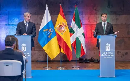 El presidente de Canarias, Fernando Clavijo, y el Lehendakari del Gobierno Vasco, Imanol Pradales.