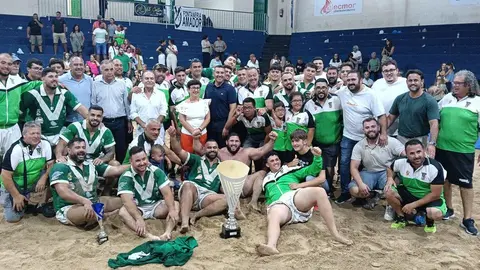 Toda la familia del Tao celebrando el importante triunfo con patrocinadores y autoridades, entre ellas el presidente del Cabildo de Lanzarote, Oswaldo Betancort